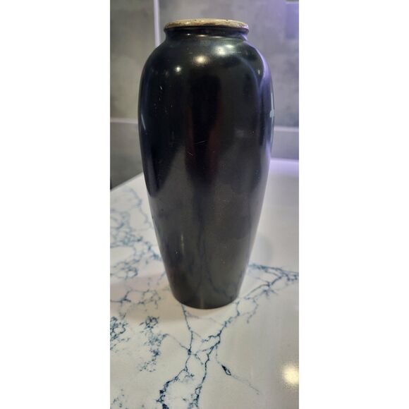 Black and Gold Vase With Asain Motif - Picture 7 of 13